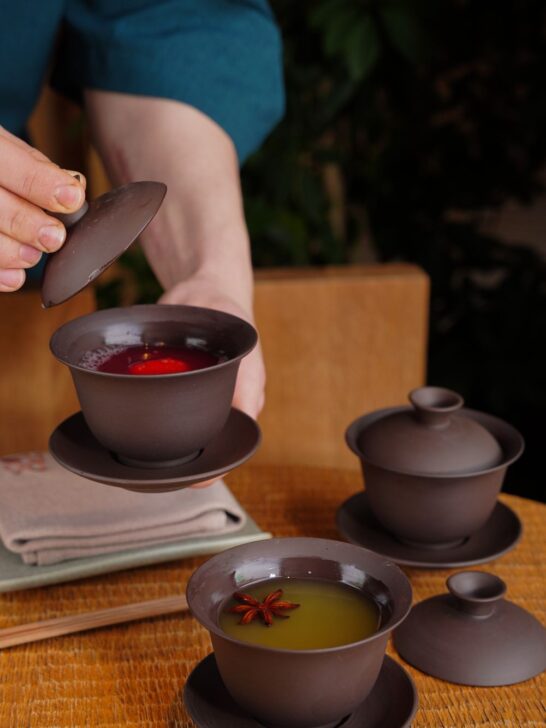 How to use a gaiwan: preparing loose-leaf tea in a traditional Chinese gaiwan with lid and saucer.