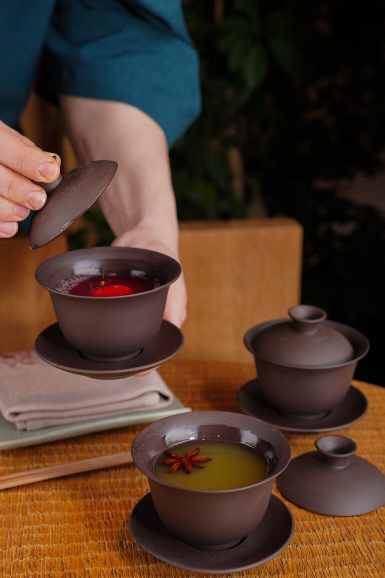 How to use a gaiwan: preparing loose-leaf tea in a traditional Chinese gaiwan with lid and saucer.