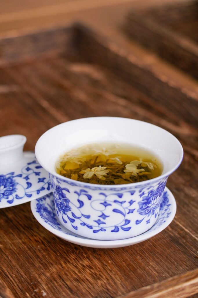 a blue and white gaiwan set