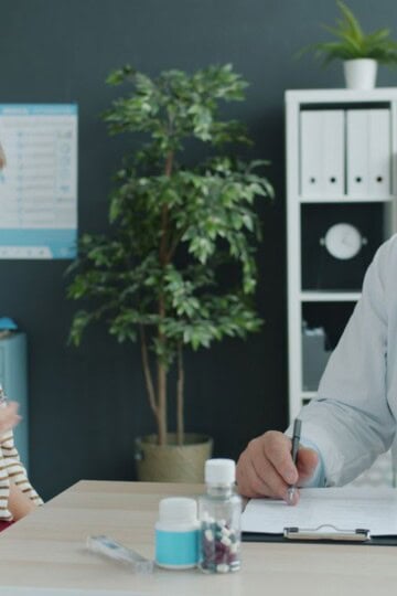 Effective communication in healthcare between a doctor, parent, and child during a medical appointment